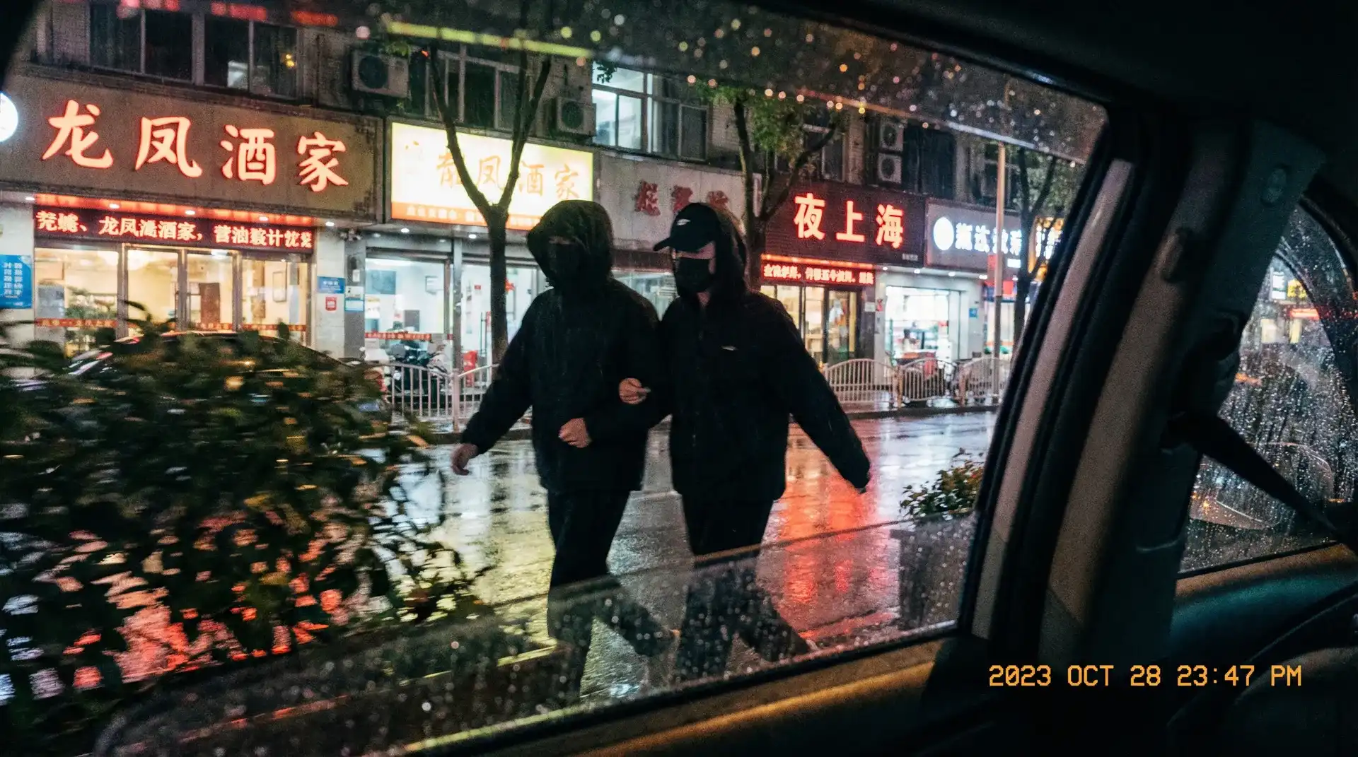 国产一线二线三线女装品牌 - 顶流明星深夜密会现场抓拍照片